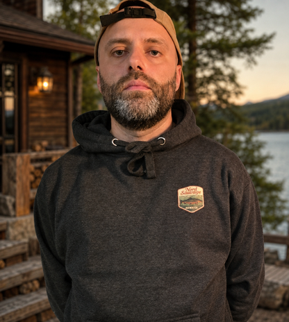 Truite Boréale Hoodie porté par un modèle dans un environnement de chalet au bord d’un lac