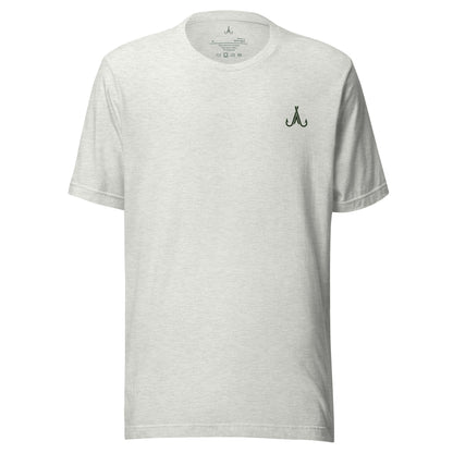 T-shirt de pêche The Fifty gris cendré, vue de face avec petit symbole d’hameçons Akwatix vert forêt.