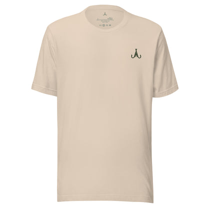 T-shirt de pêche The Fifty crème doux, vue de face avec petit symbole d’hameçons Akwatix vert forêt.